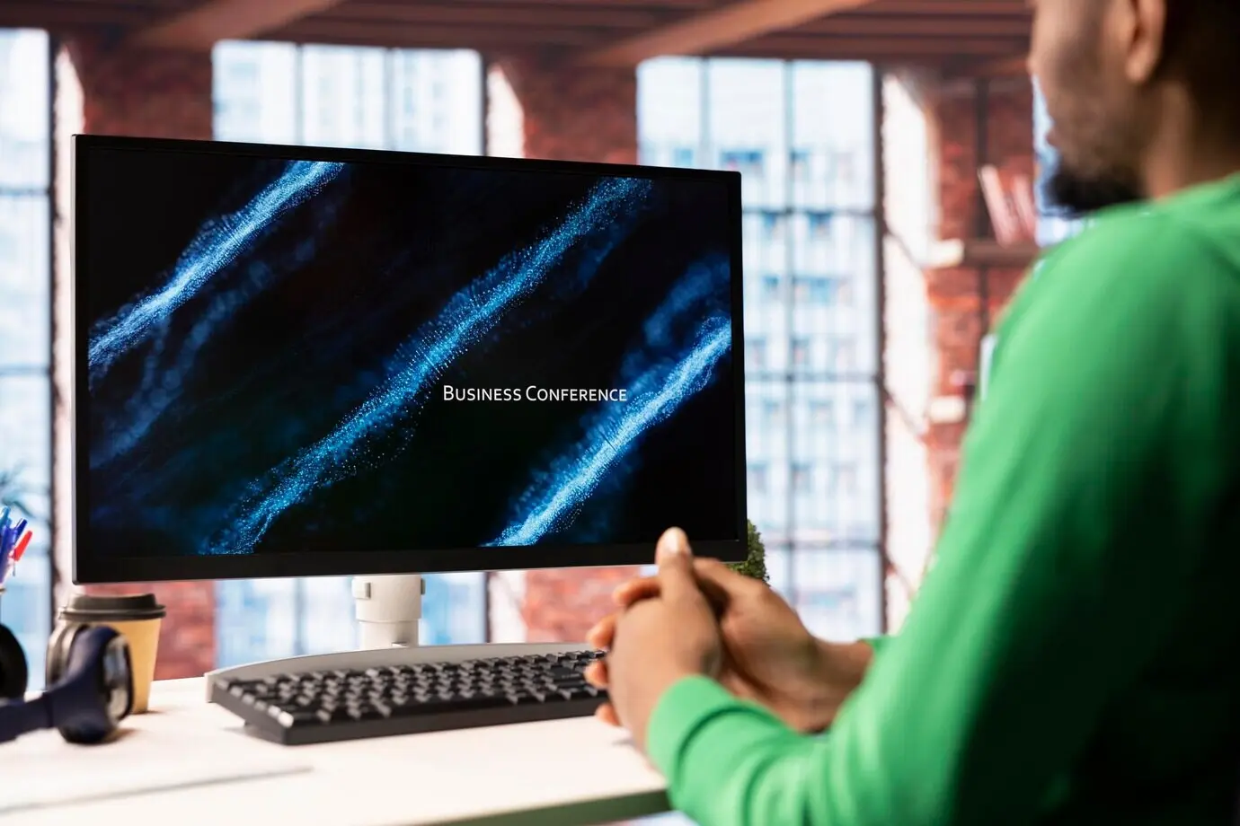 Ein Student sieht sich eine Präsentation auf dem PC-Bildschirm an und lernt online.